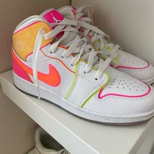 AIR JORDAN 1 MID GS
"Edge Glow" 
size 6.5Y